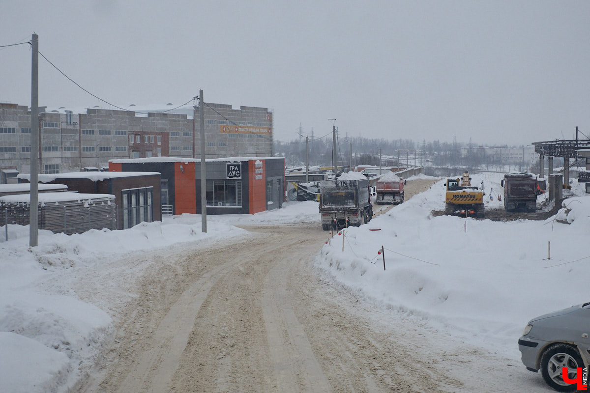 Прошедший январь стал для Владимира самым снежным за последние 200 лет. Коммунальные службы регулярно очищают улицы от обрушившихся на землю твердых осадков, а затем вывозят из города тысячи кубов ледяной массы. Мы решили принять участие в процессе и узнать, кто и как чистит областной центр, а главное, куда из него исчезает снег.