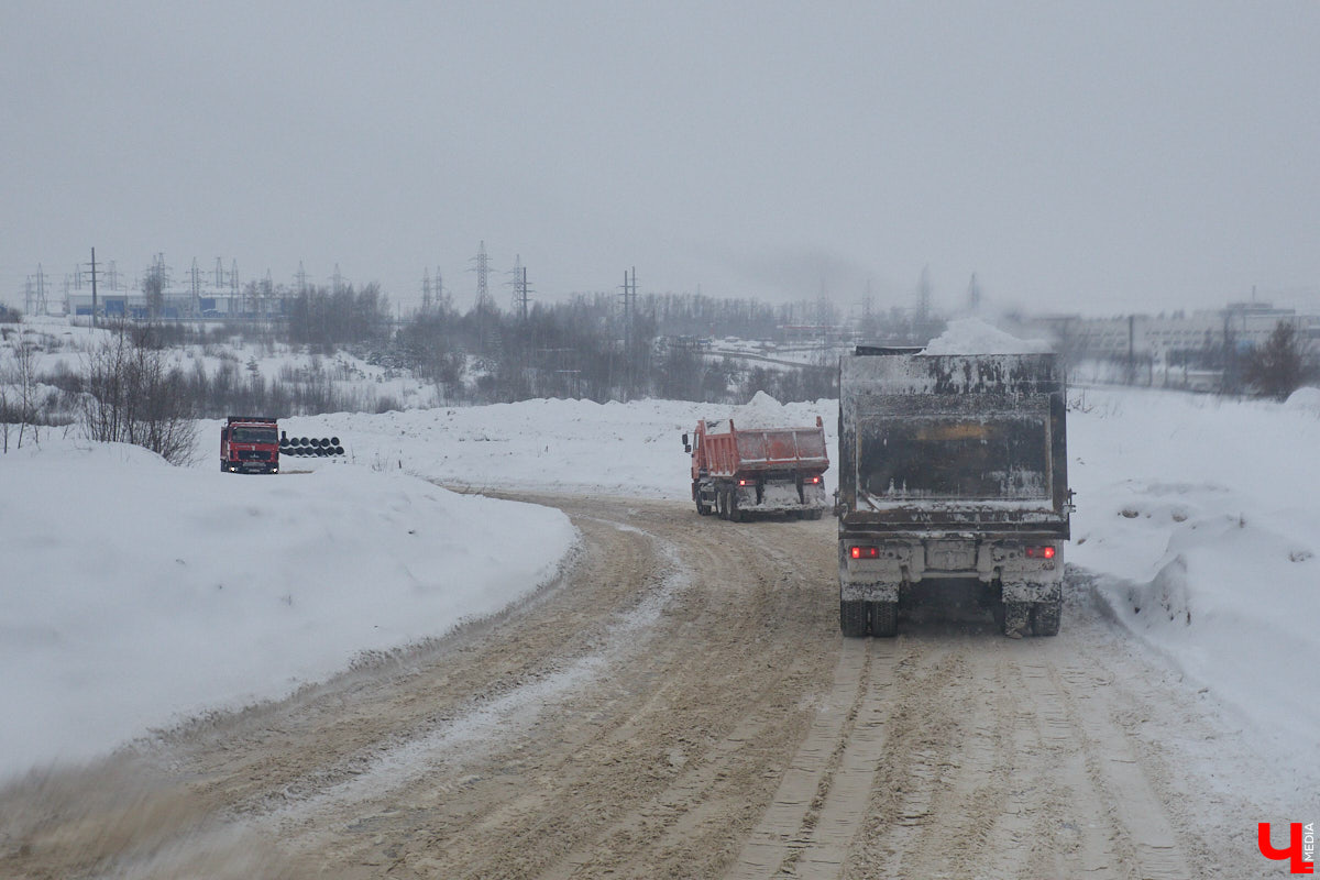 Прошедший январь стал для Владимира самым снежным за последние 200 лет. Коммунальные службы регулярно очищают улицы от обрушившихся на землю твердых осадков, а затем вывозят из города тысячи кубов ледяной массы. Мы решили принять участие в процессе и узнать, кто и как чистит областной центр, а главное, куда из него исчезает снег.
