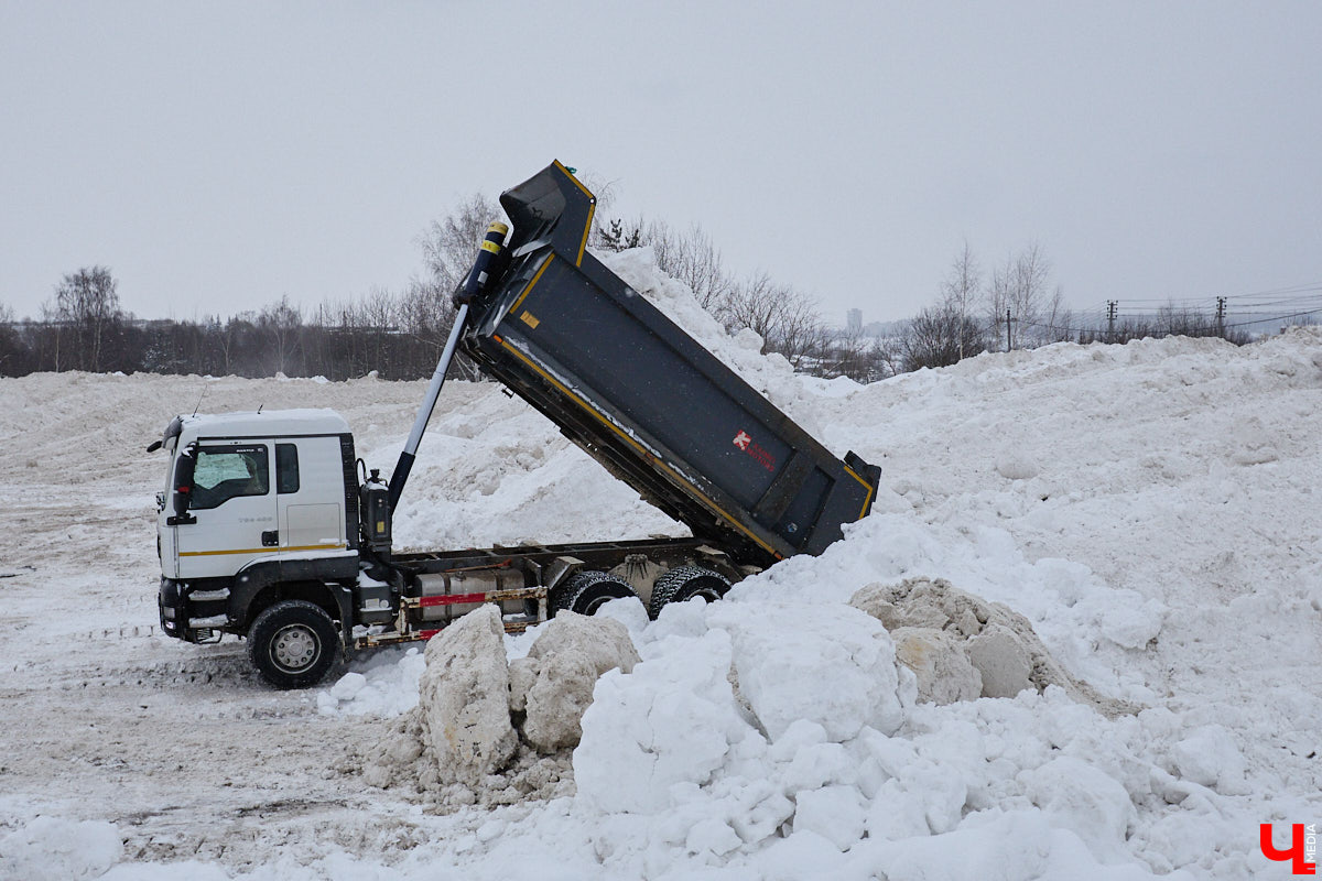 Прошедший январь стал для Владимира самым снежным за последние 200 лет. Коммунальные службы регулярно очищают улицы от обрушившихся на землю твердых осадков, а затем вывозят из города тысячи кубов ледяной массы. Мы решили принять участие в процессе и узнать, кто и как чистит областной центр, а главное, куда из него исчезает снег.