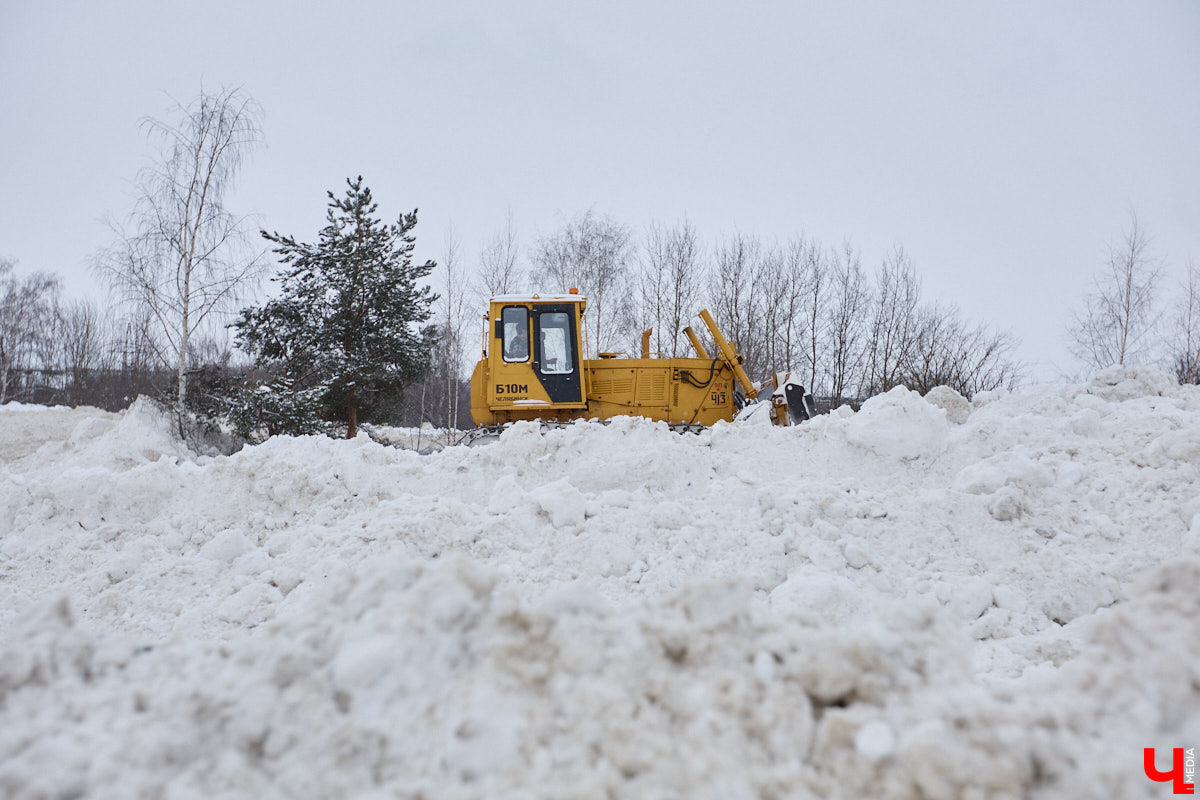 Прошедший январь стал для Владимира самым снежным за последние 200 лет. Коммунальные службы регулярно очищают улицы от обрушившихся на землю твердых осадков, а затем вывозят из города тысячи кубов ледяной массы. Мы решили принять участие в процессе и узнать, кто и как чистит областной центр, а главное, куда из него исчезает снег.
