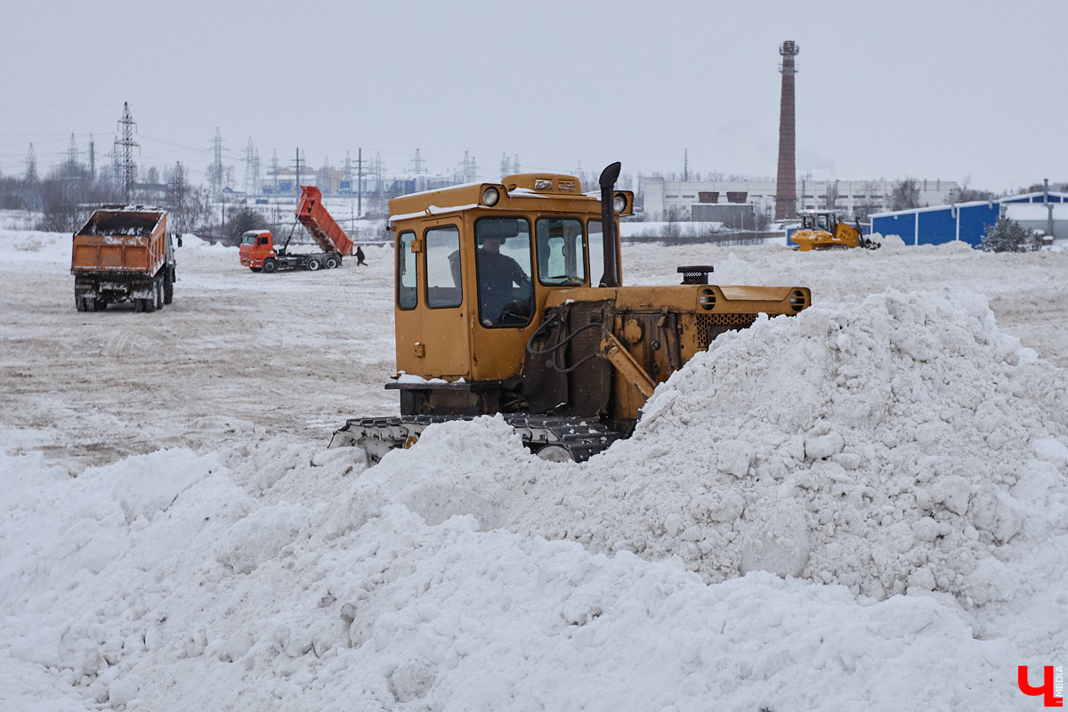 Прошедший январь стал для Владимира самым снежным за последние 200 лет. Коммунальные службы регулярно очищают улицы от обрушившихся на землю твердых осадков, а затем вывозят из города тысячи кубов ледяной массы. Мы решили принять участие в процессе и узнать, кто и как чистит областной центр, а главное, куда из него исчезает снег.