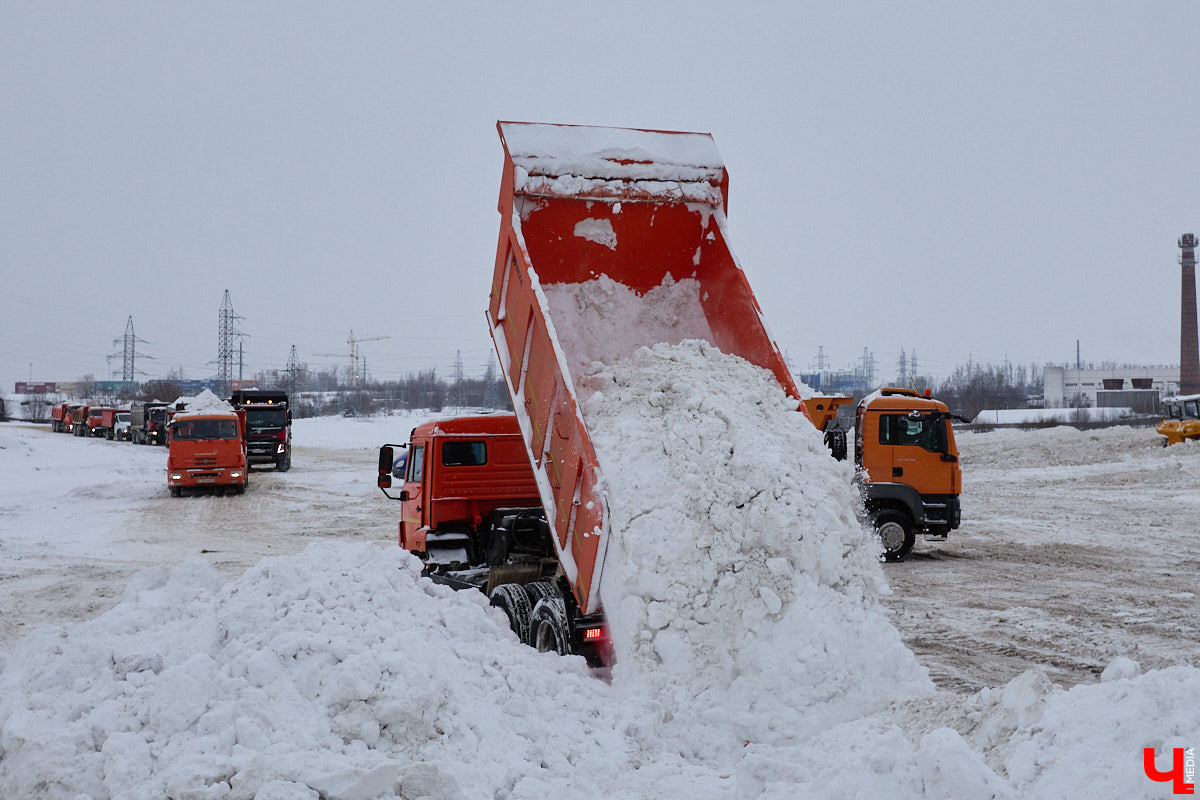 Прошедший январь стал для Владимира самым снежным за последние 200 лет. Коммунальные службы регулярно очищают улицы от обрушившихся на землю твердых осадков, а затем вывозят из города тысячи кубов ледяной массы. Мы решили принять участие в процессе и узнать, кто и как чистит областной центр, а главное, куда из него исчезает снег.
