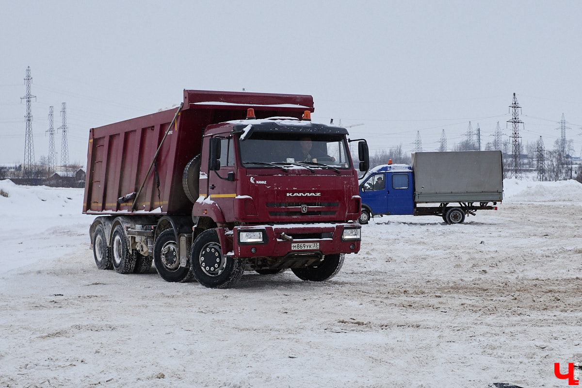 Прошедший январь стал для Владимира самым снежным за последние 200 лет. Коммунальные службы регулярно очищают улицы от обрушившихся на землю твердых осадков, а затем вывозят из города тысячи кубов ледяной массы. Мы решили принять участие в процессе и узнать, кто и как чистит областной центр, а главное, куда из него исчезает снег.