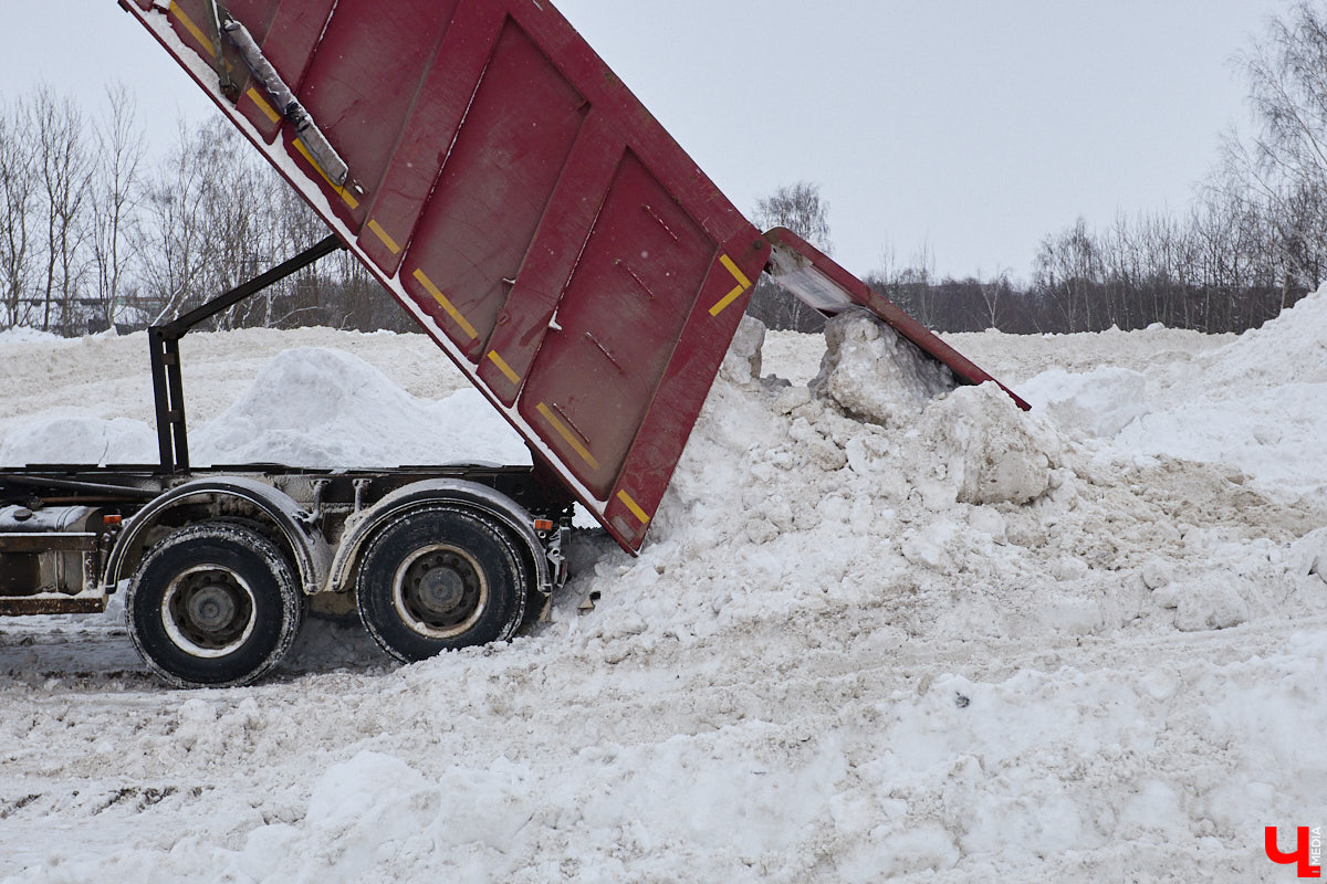 Прошедший январь стал для Владимира самым снежным за последние 200 лет. Коммунальные службы регулярно очищают улицы от обрушившихся на землю твердых осадков, а затем вывозят из города тысячи кубов ледяной массы. Мы решили принять участие в процессе и узнать, кто и как чистит областной центр, а главное, куда из него исчезает снег.