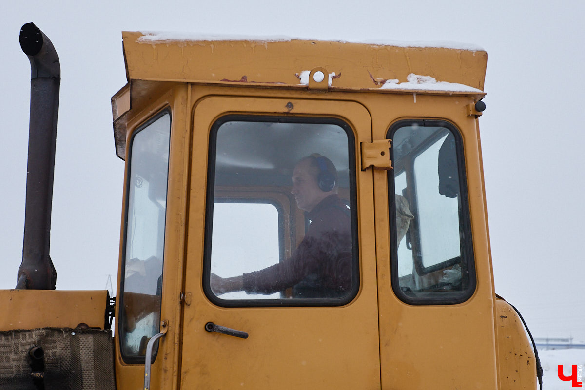 Прошедший январь стал для Владимира самым снежным за последние 200 лет. Коммунальные службы регулярно очищают улицы от обрушившихся на землю твердых осадков, а затем вывозят из города тысячи кубов ледяной массы. Мы решили принять участие в процессе и узнать, кто и как чистит областной центр, а главное, куда из него исчезает снег.