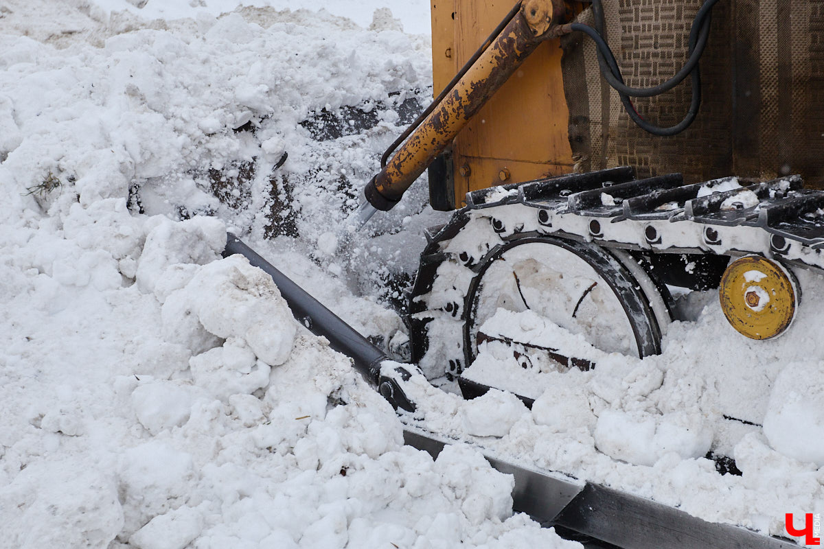 Прошедший январь стал для Владимира самым снежным за последние 200 лет. Коммунальные службы регулярно очищают улицы от обрушившихся на землю твердых осадков, а затем вывозят из города тысячи кубов ледяной массы. Мы решили принять участие в процессе и узнать, кто и как чистит областной центр, а главное, куда из него исчезает снег.
