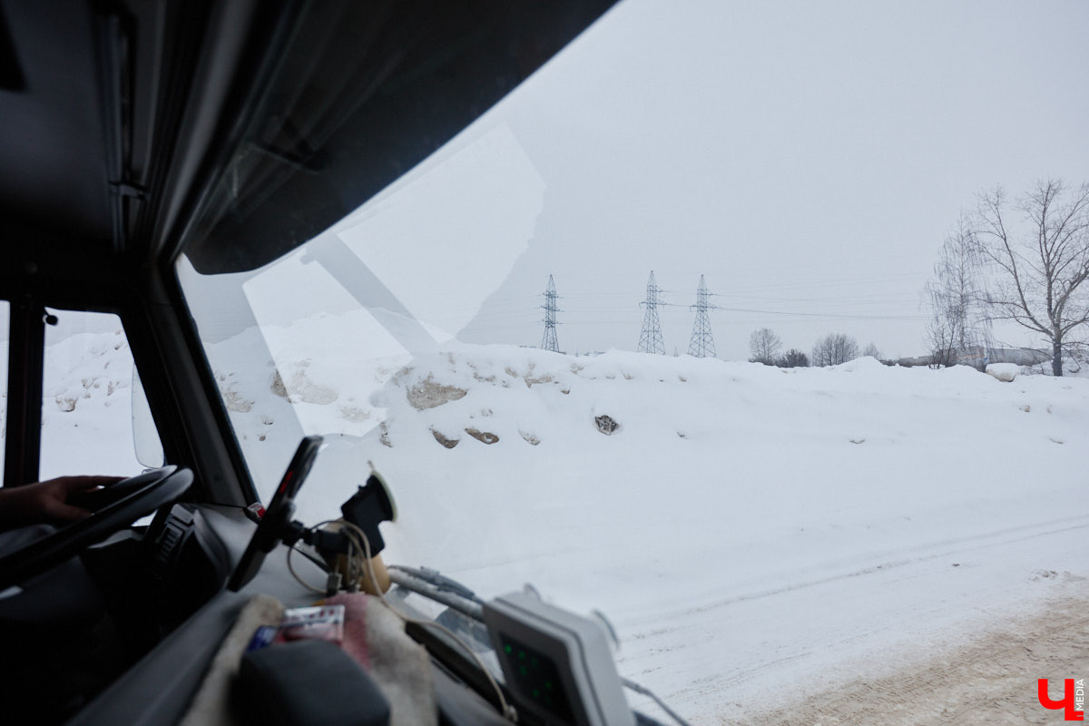 Прошедший январь стал для Владимира самым снежным за последние 200 лет. Коммунальные службы регулярно очищают улицы от обрушившихся на землю твердых осадков, а затем вывозят из города тысячи кубов ледяной массы. Мы решили принять участие в процессе и узнать, кто и как чистит областной центр, а главное, куда из него исчезает снег.