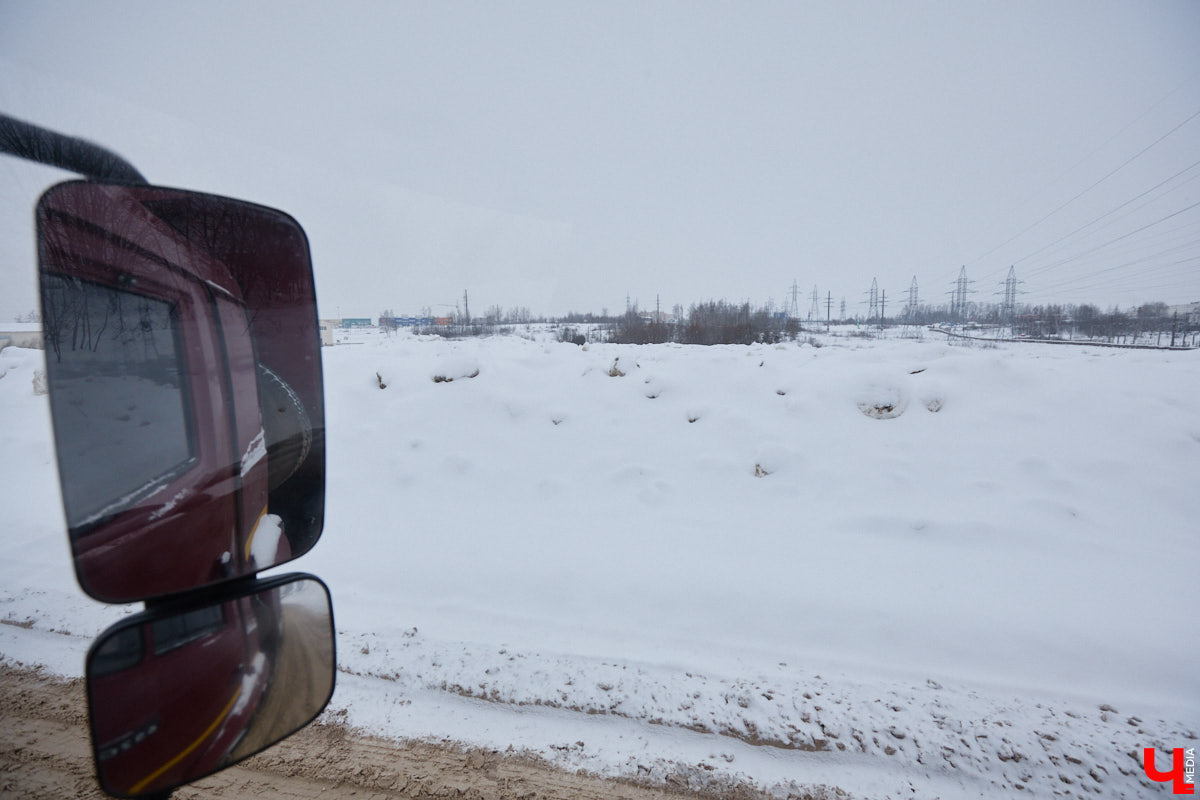 Прошедший январь стал для Владимира самым снежным за последние 200 лет. Коммунальные службы регулярно очищают улицы от обрушившихся на землю твердых осадков, а затем вывозят из города тысячи кубов ледяной массы. Мы решили принять участие в процессе и узнать, кто и как чистит областной центр, а главное, куда из него исчезает снег.