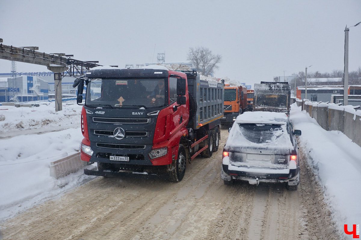 Прошедший январь стал для Владимира самым снежным за последние 200 лет. Коммунальные службы регулярно очищают улицы от обрушившихся на землю твердых осадков, а затем вывозят из города тысячи кубов ледяной массы. Мы решили принять участие в процессе и узнать, кто и как чистит областной центр, а главное, куда из него исчезает снег.