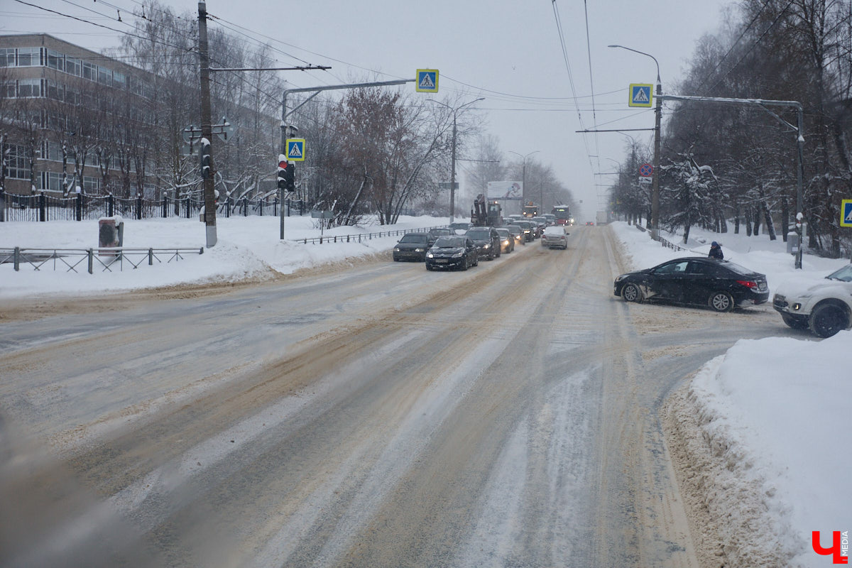 Прошедший январь стал для Владимира самым снежным за последние 200 лет. Коммунальные службы регулярно очищают улицы от обрушившихся на землю твердых осадков, а затем вывозят из города тысячи кубов ледяной массы. Мы решили принять участие в процессе и узнать, кто и как чистит областной центр, а главное, куда из него исчезает снег.