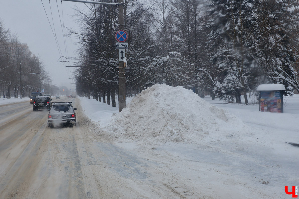 Прошедший январь стал для Владимира самым снежным за последние 200 лет. Коммунальные службы регулярно очищают улицы от обрушившихся на землю твердых осадков, а затем вывозят из города тысячи кубов ледяной массы. Мы решили принять участие в процессе и узнать, кто и как чистит областной центр, а главное, куда из него исчезает снег.