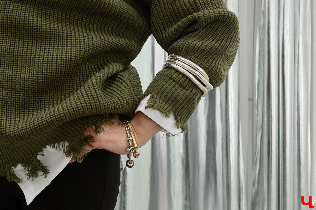 Теплый свитер имеет шанс стать изюминкой любого образа. Модницы и фешен-эксперты давно не считают данный предмет гардероба скучным и не боятся экспериментировать с ним. Владимирский стилист Анна Трубова точно знает, какой актуальный цвет и фасон выбрать в 2026 году, а также как по-новому применить вязаное изделие и чем его дополнить.