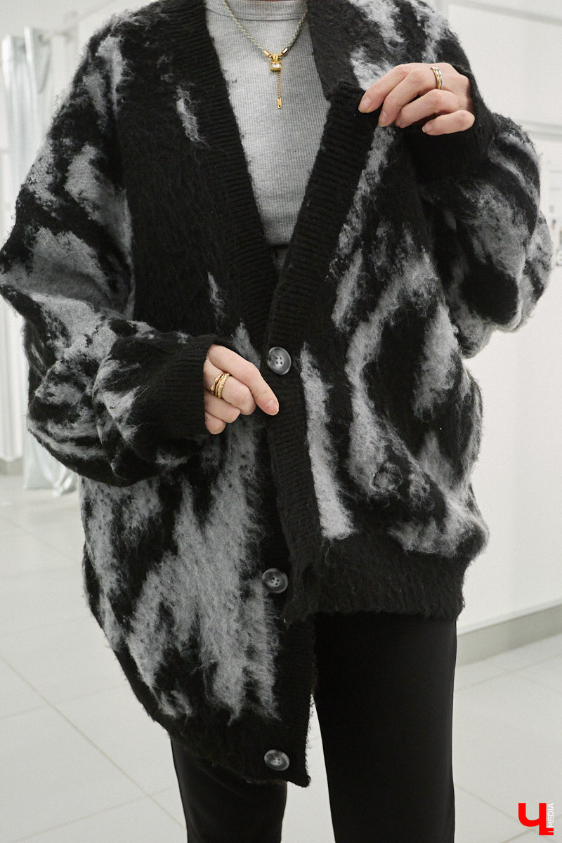 Теплый свитер имеет шанс стать изюминкой любого образа. Модницы и фешен-эксперты давно не считают данный предмет гардероба скучным и не боятся экспериментировать с ним. Владимирский стилист Анна Трубова точно знает, какой актуальный цвет и фасон выбрать в 2026 году, а также как по-новому применить вязаное изделие и чем его дополнить.