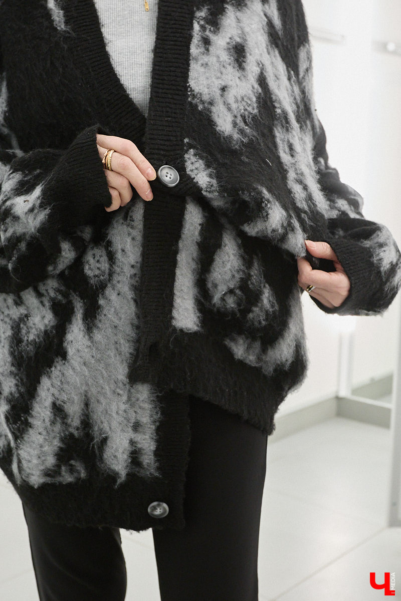 Теплый свитер имеет шанс стать изюминкой любого образа. Модницы и фешен-эксперты давно не считают данный предмет гардероба скучным и не боятся экспериментировать с ним. Владимирский стилист Анна Трубова точно знает, какой актуальный цвет и фасон выбрать в 2026 году, а также как по-новому применить вязаное изделие и чем его дополнить.