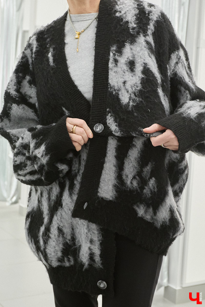 Теплый свитер имеет шанс стать изюминкой любого образа. Модницы и фешен-эксперты давно не считают данный предмет гардероба скучным и не боятся экспериментировать с ним. Владимирский стилист Анна Трубова точно знает, какой актуальный цвет и фасон выбрать в 2026 году, а также как по-новому применить вязаное изделие и чем его дополнить.