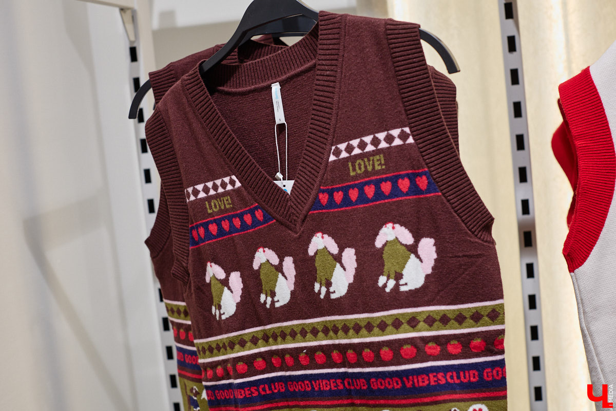 Теплый свитер имеет шанс стать изюминкой любого образа. Модницы и фешен-эксперты давно не считают данный предмет гардероба скучным и не боятся экспериментировать с ним. Владимирский стилист Анна Трубова точно знает, какой актуальный цвет и фасон выбрать в 2026 году, а также как по-новому применить вязаное изделие и чем его дополнить.