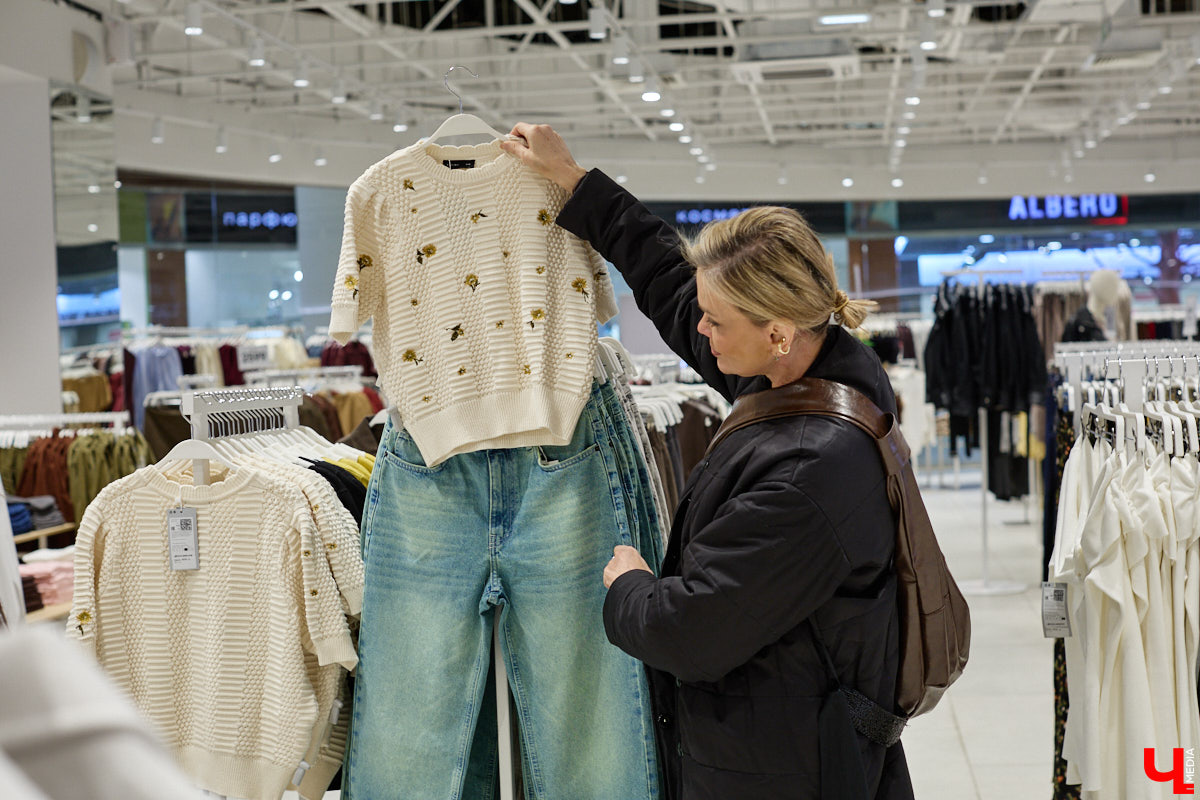 Теплый свитер имеет шанс стать изюминкой любого образа. Модницы и фешен-эксперты давно не считают данный предмет гардероба скучным и не боятся экспериментировать с ним. Владимирский стилист Анна Трубова точно знает, какой актуальный цвет и фасон выбрать в 2026 году, а также как по-новому применить вязаное изделие и чем его дополнить.