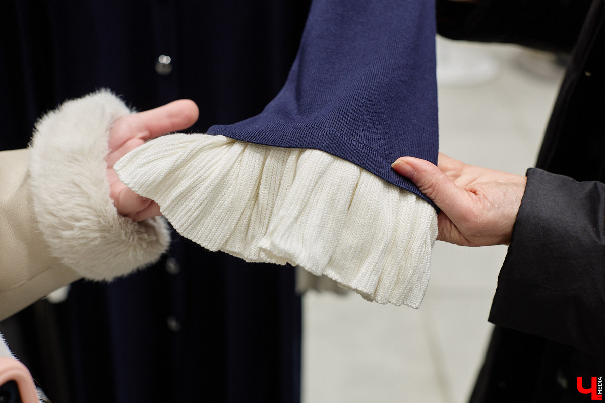 Теплый свитер имеет шанс стать изюминкой любого образа. Модницы и фешен-эксперты давно не считают данный предмет гардероба скучным и не боятся экспериментировать с ним. Владимирский стилист Анна Трубова точно знает, какой актуальный цвет и фасон выбрать в 2026 году, а также как по-новому применить вязаное изделие и чем его дополнить.