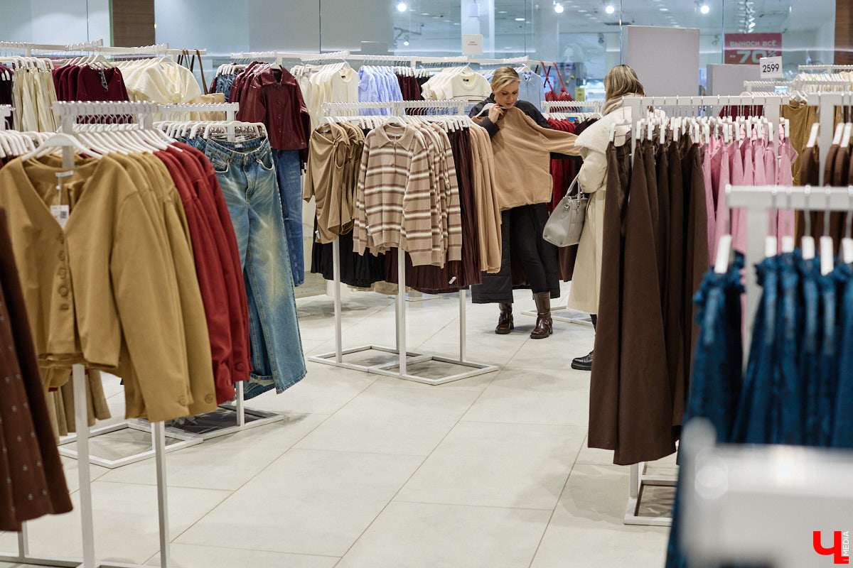 Теплый свитер имеет шанс стать изюминкой любого образа. Модницы и фешен-эксперты давно не считают данный предмет гардероба скучным и не боятся экспериментировать с ним. Владимирский стилист Анна Трубова точно знает, какой актуальный цвет и фасон выбрать в 2026 году, а также как по-новому применить вязаное изделие и чем его дополнить.