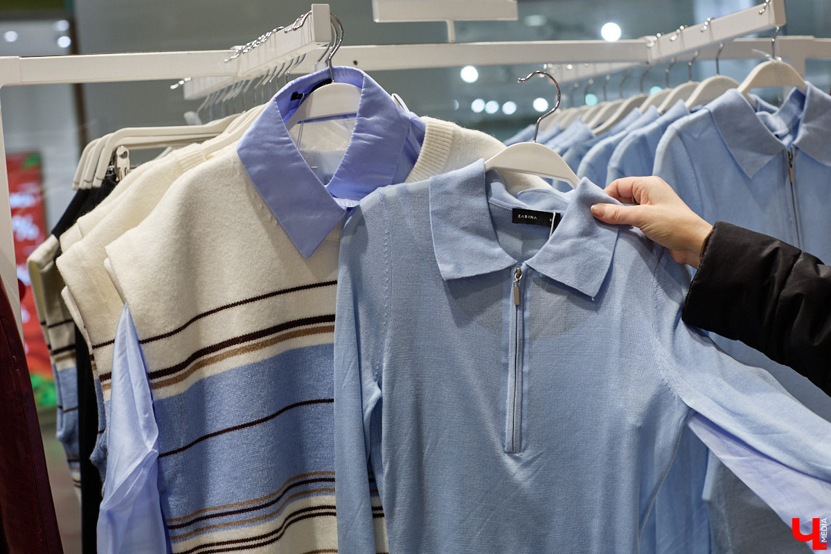 Теплый свитер имеет шанс стать изюминкой любого образа. Модницы и фешен-эксперты давно не считают данный предмет гардероба скучным и не боятся экспериментировать с ним. Владимирский стилист Анна Трубова точно знает, какой актуальный цвет и фасон выбрать в 2026 году, а также как по-новому применить вязаное изделие и чем его дополнить.