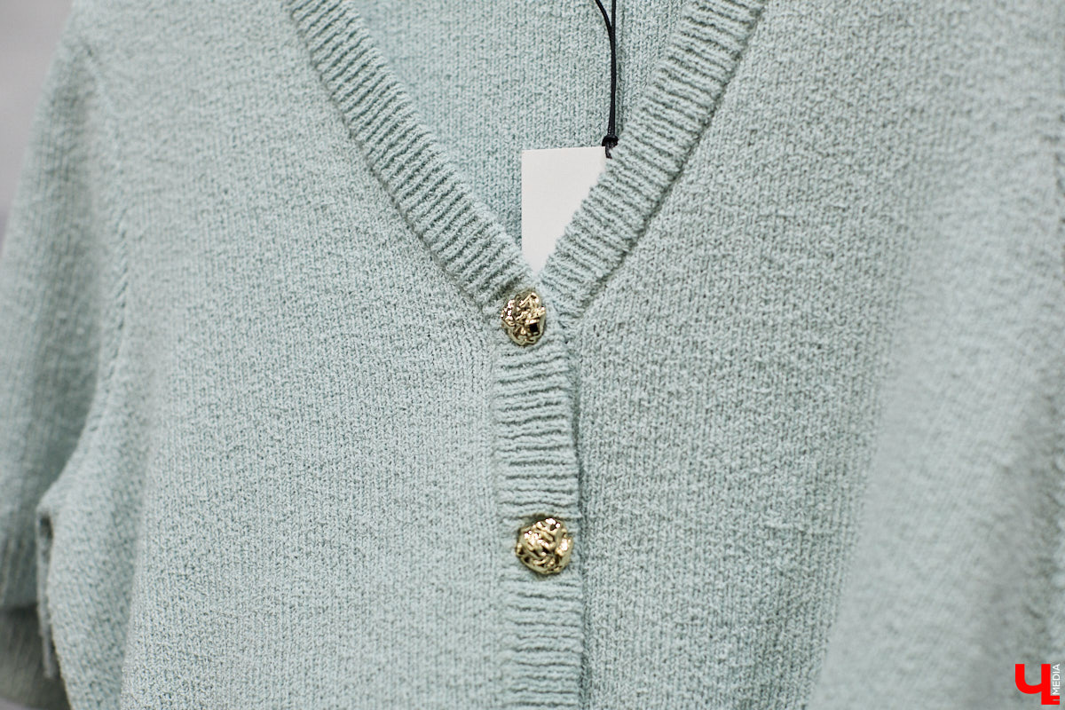 Теплый свитер имеет шанс стать изюминкой любого образа. Модницы и фешен-эксперты давно не считают данный предмет гардероба скучным и не боятся экспериментировать с ним. Владимирский стилист Анна Трубова точно знает, какой актуальный цвет и фасон выбрать в 2026 году, а также как по-новому применить вязаное изделие и чем его дополнить.