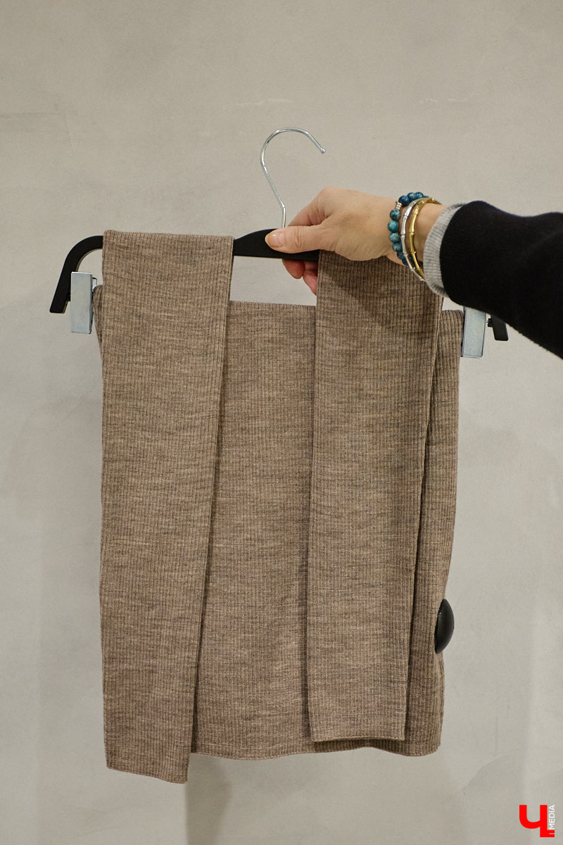 Теплый свитер имеет шанс стать изюминкой любого образа. Модницы и фешен-эксперты давно не считают данный предмет гардероба скучным и не боятся экспериментировать с ним. Владимирский стилист Анна Трубова точно знает, какой актуальный цвет и фасон выбрать в 2026 году, а также как по-новому применить вязаное изделие и чем его дополнить.