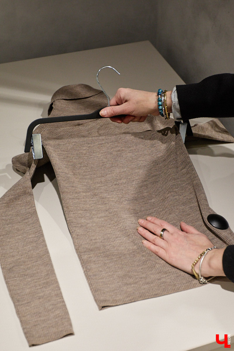 Теплый свитер имеет шанс стать изюминкой любого образа. Модницы и фешен-эксперты давно не считают данный предмет гардероба скучным и не боятся экспериментировать с ним. Владимирский стилист Анна Трубова точно знает, какой актуальный цвет и фасон выбрать в 2026 году, а также как по-новому применить вязаное изделие и чем его дополнить.