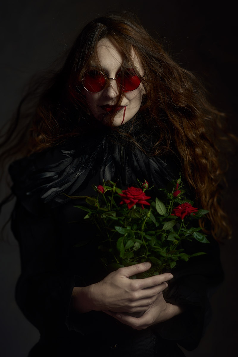 Шар предсказаний Pinterest выдал список трендов на 2026 год. На сей раз никакого минимализма, только яркая индивидуальность, чувственность и когда-то отложенная на дальнюю полку роскошь. Самые интересные тренды уже визуализировали владимирские фотографы, тонко чувствующие настроение публики. Берите на заметку!