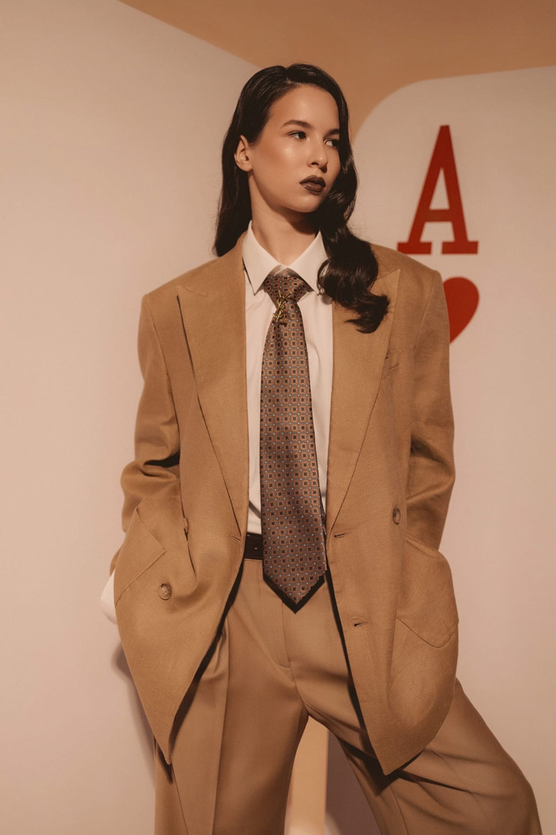 Шар предсказаний Pinterest выдал список трендов на 2026 год. На сей раз никакого минимализма, только яркая индивидуальность, чувственность и когда-то отложенная на дальнюю полку роскошь. Самые интересные тренды уже визуализировали владимирские фотографы, тонко чувствующие настроение публики. Берите на заметку!