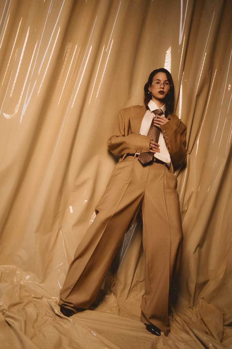 Шар предсказаний Pinterest выдал список трендов на 2026 год. На сей раз никакого минимализма, только яркая индивидуальность, чувственность и когда-то отложенная на дальнюю полку роскошь. Самые интересные тренды уже визуализировали владимирские фотографы, тонко чувствующие настроение публики. Берите на заметку!