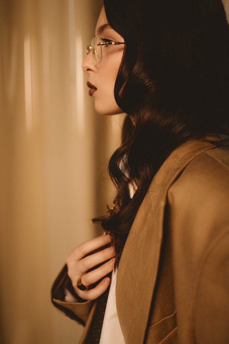 Шар предсказаний Pinterest выдал список трендов на 2026 год. На сей раз никакого минимализма, только яркая индивидуальность, чувственность и когда-то отложенная на дальнюю полку роскошь. Самые интересные тренды уже визуализировали владимирские фотографы, тонко чувствующие настроение публики. Берите на заметку!