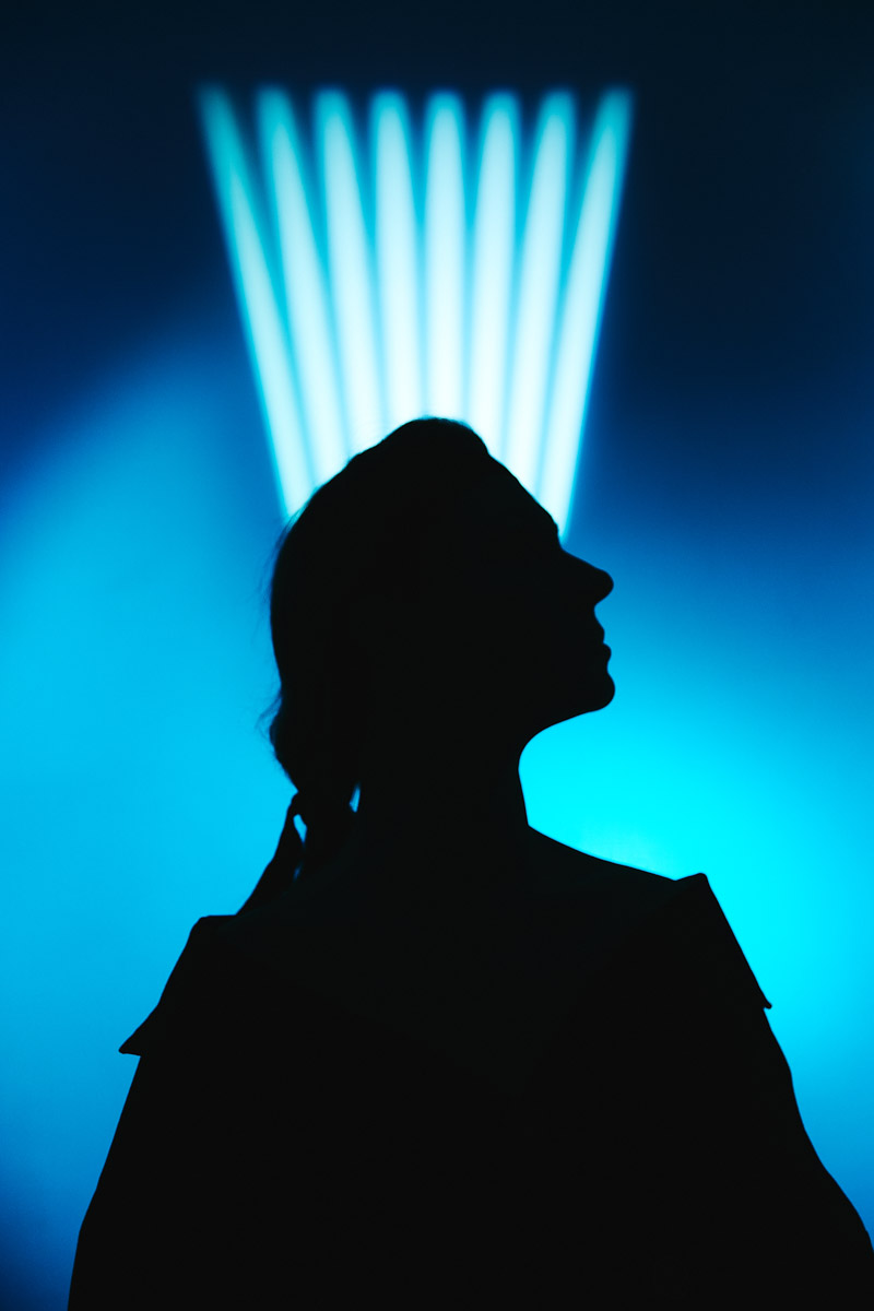 Шар предсказаний Pinterest выдал список трендов на 2026 год. На сей раз никакого минимализма, только яркая индивидуальность, чувственность и когда-то отложенная на дальнюю полку роскошь. Самые интересные тренды уже визуализировали владимирские фотографы, тонко чувствующие настроение публики. Берите на заметку!