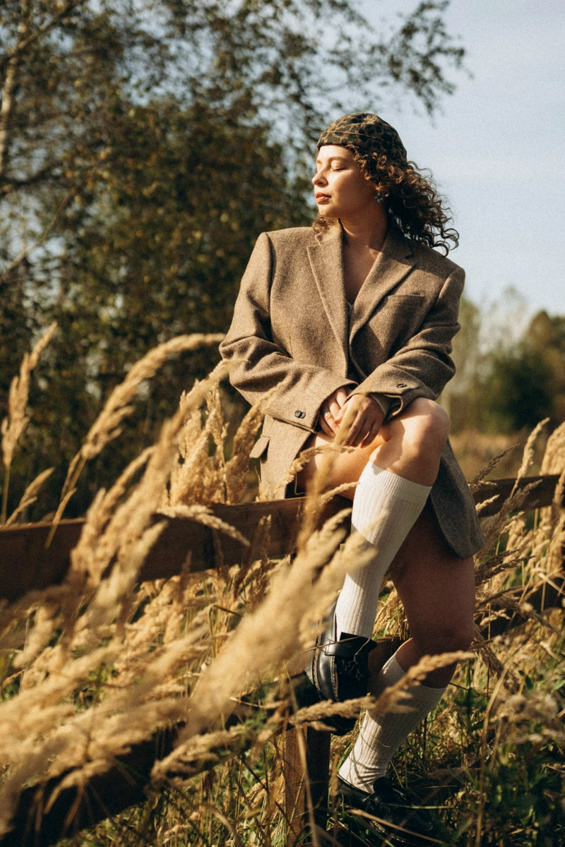 Шар предсказаний Pinterest выдал список трендов на 2026 год. На сей раз никакого минимализма, только яркая индивидуальность, чувственность и когда-то отложенная на дальнюю полку роскошь. Самые интересные тренды уже визуализировали владимирские фотографы, тонко чувствующие настроение публики. Берите на заметку!