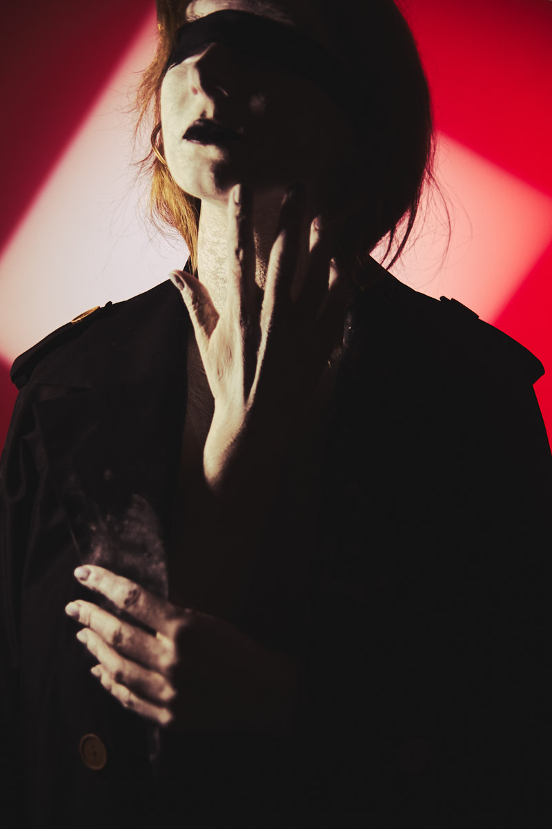 Шар предсказаний Pinterest выдал список трендов на 2026 год. На сей раз никакого минимализма, только яркая индивидуальность, чувственность и когда-то отложенная на дальнюю полку роскошь. Самые интересные тренды уже визуализировали владимирские фотографы, тонко чувствующие настроение публики. Берите на заметку!