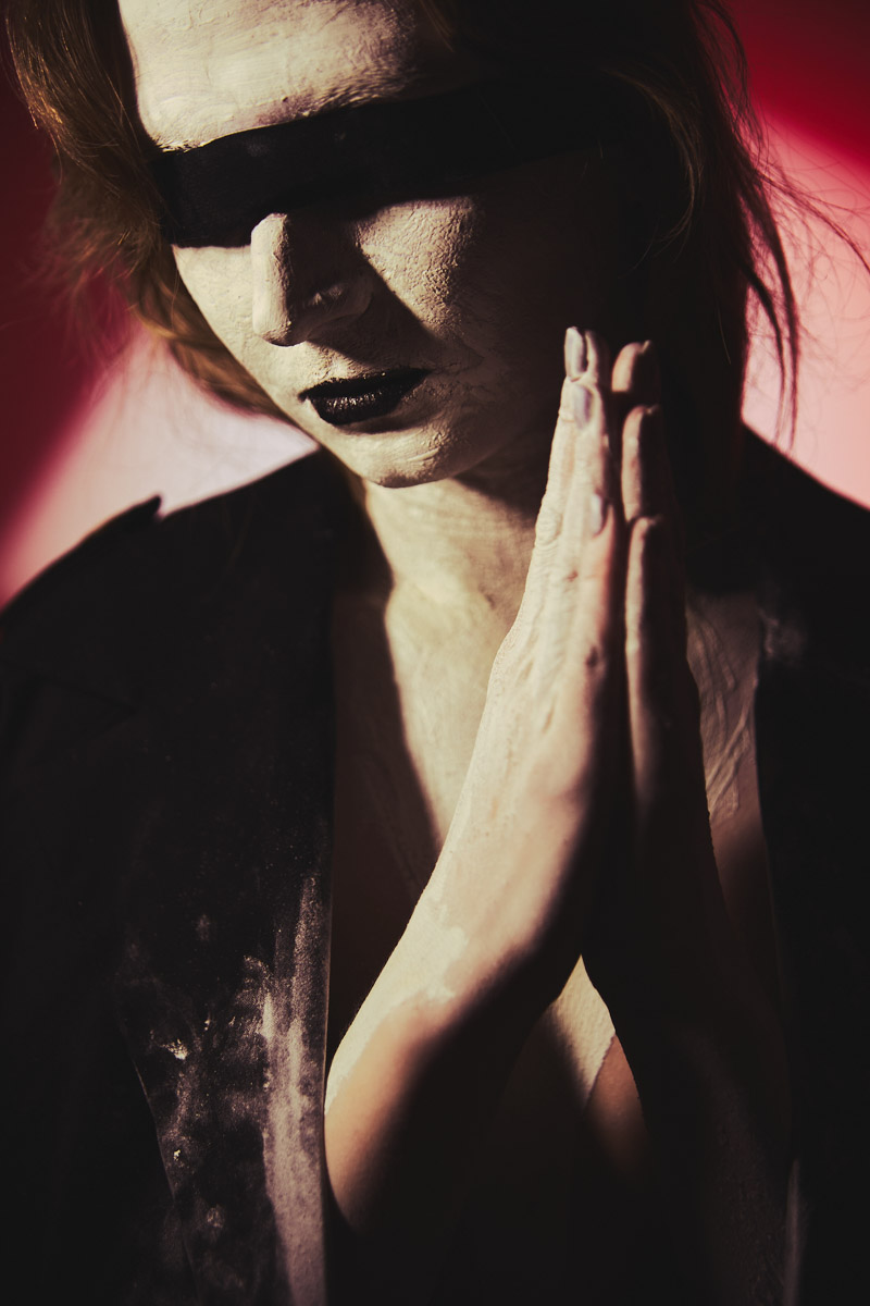 Шар предсказаний Pinterest выдал список трендов на 2026 год. На сей раз никакого минимализма, только яркая индивидуальность, чувственность и когда-то отложенная на дальнюю полку роскошь. Самые интересные тренды уже визуализировали владимирские фотографы, тонко чувствующие настроение публики. Берите на заметку!