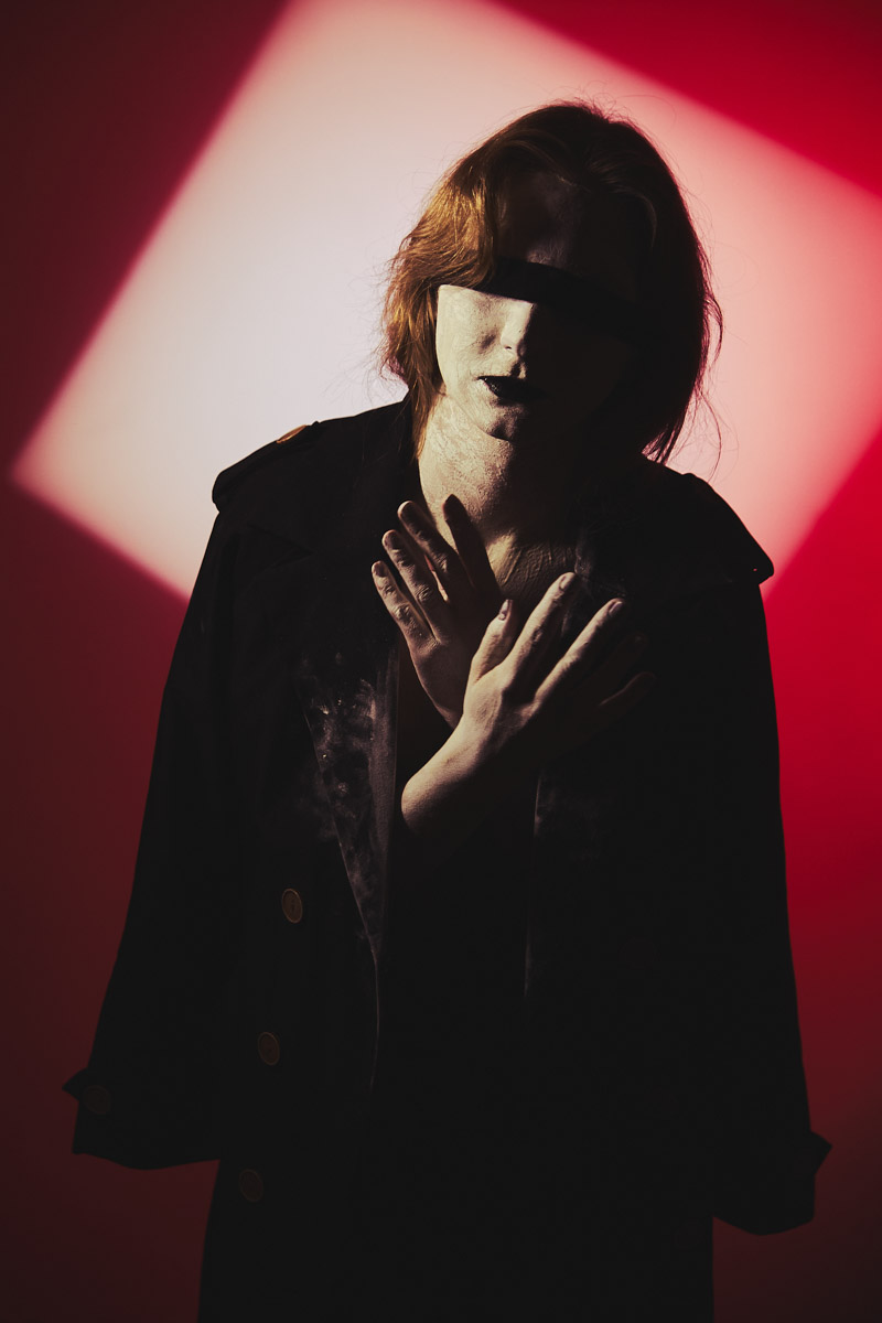 Шар предсказаний Pinterest выдал список трендов на 2026 год. На сей раз никакого минимализма, только яркая индивидуальность, чувственность и когда-то отложенная на дальнюю полку роскошь. Самые интересные тренды уже визуализировали владимирские фотографы, тонко чувствующие настроение публики. Берите на заметку!