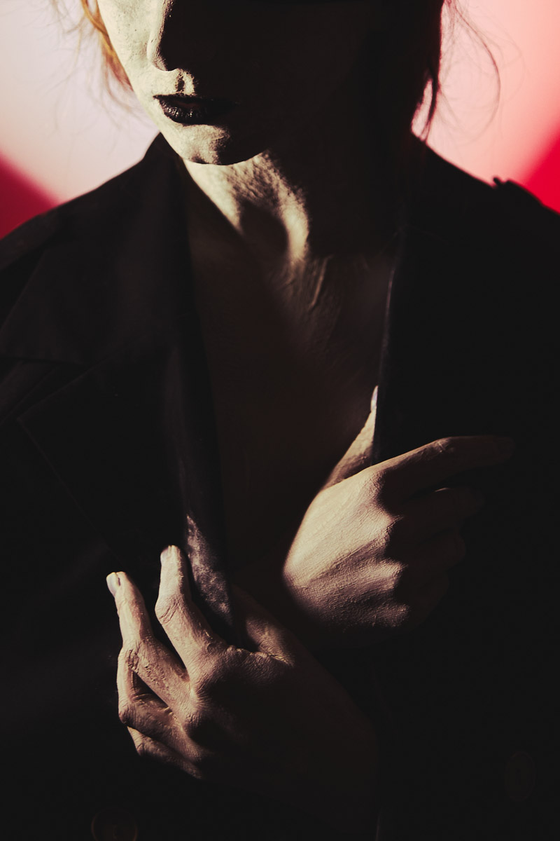 Шар предсказаний Pinterest выдал список трендов на 2026 год. На сей раз никакого минимализма, только яркая индивидуальность, чувственность и когда-то отложенная на дальнюю полку роскошь. Самые интересные тренды уже визуализировали владимирские фотографы, тонко чувствующие настроение публики. Берите на заметку!