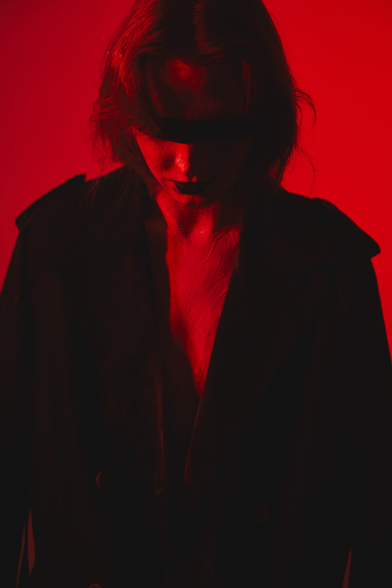 Шар предсказаний Pinterest выдал список трендов на 2026 год. На сей раз никакого минимализма, только яркая индивидуальность, чувственность и когда-то отложенная на дальнюю полку роскошь. Самые интересные тренды уже визуализировали владимирские фотографы, тонко чувствующие настроение публики. Берите на заметку!