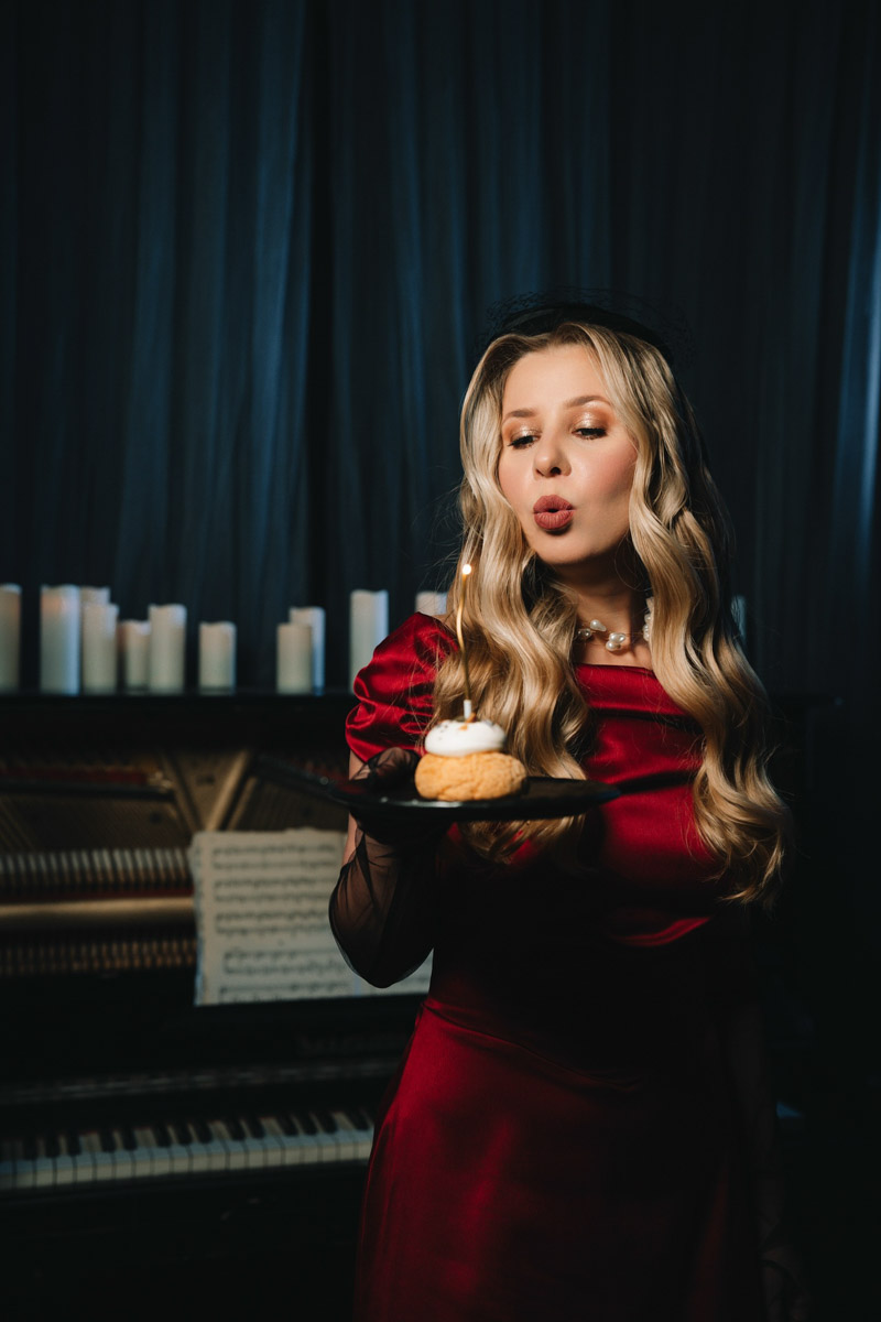 Шар предсказаний Pinterest выдал список трендов на 2026 год. На сей раз никакого минимализма, только яркая индивидуальность, чувственность и когда-то отложенная на дальнюю полку роскошь. Самые интересные тренды уже визуализировали владимирские фотографы, тонко чувствующие настроение публики. Берите на заметку!