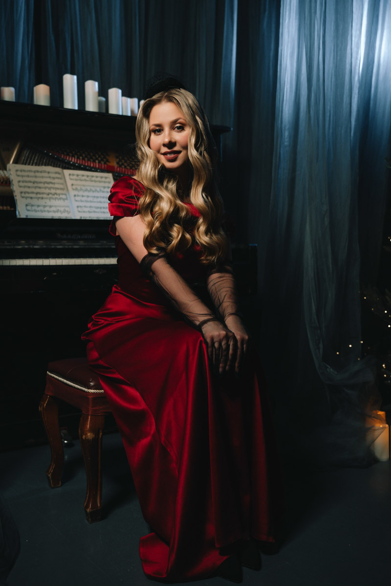 Шар предсказаний Pinterest выдал список трендов на 2026 год. На сей раз никакого минимализма, только яркая индивидуальность, чувственность и когда-то отложенная на дальнюю полку роскошь. Самые интересные тренды уже визуализировали владимирские фотографы, тонко чувствующие настроение публики. Берите на заметку!