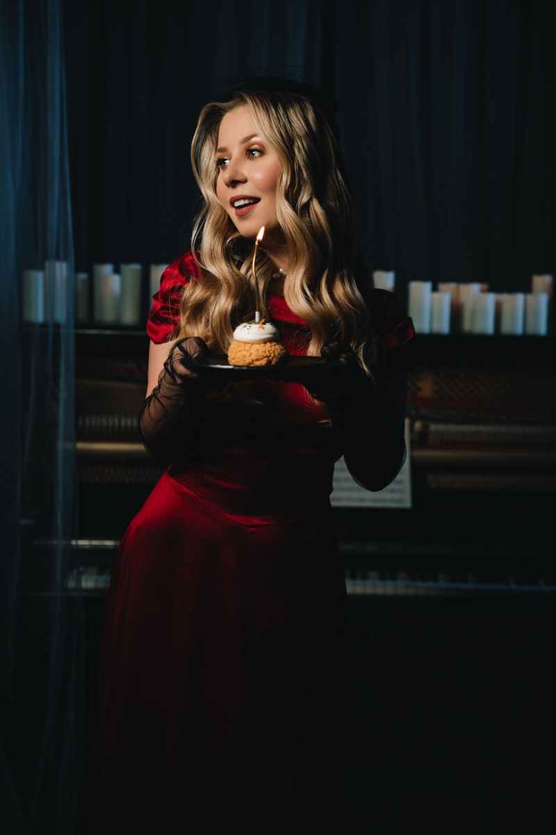 Шар предсказаний Pinterest выдал список трендов на 2026 год. На сей раз никакого минимализма, только яркая индивидуальность, чувственность и когда-то отложенная на дальнюю полку роскошь. Самые интересные тренды уже визуализировали владимирские фотографы, тонко чувствующие настроение публики. Берите на заметку!