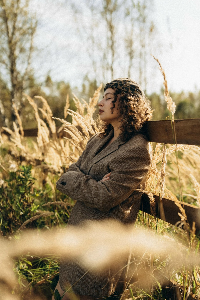 Шар предсказаний Pinterest выдал список трендов на 2026 год. На сей раз никакого минимализма, только яркая индивидуальность, чувственность и когда-то отложенная на дальнюю полку роскошь. Самые интересные тренды уже визуализировали владимирские фотографы, тонко чувствующие настроение публики. Берите на заметку!