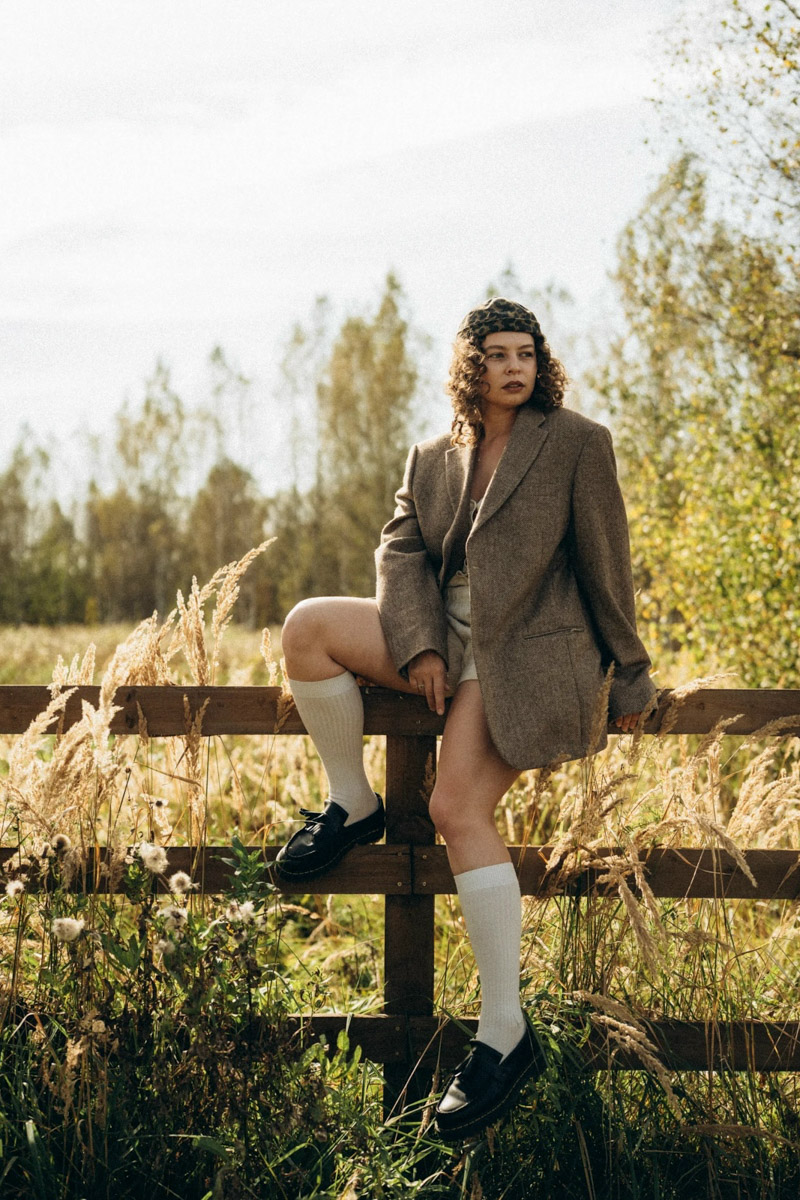 Шар предсказаний Pinterest выдал список трендов на 2026 год. На сей раз никакого минимализма, только яркая индивидуальность, чувственность и когда-то отложенная на дальнюю полку роскошь. Самые интересные тренды уже визуализировали владимирские фотографы, тонко чувствующие настроение публики. Берите на заметку!