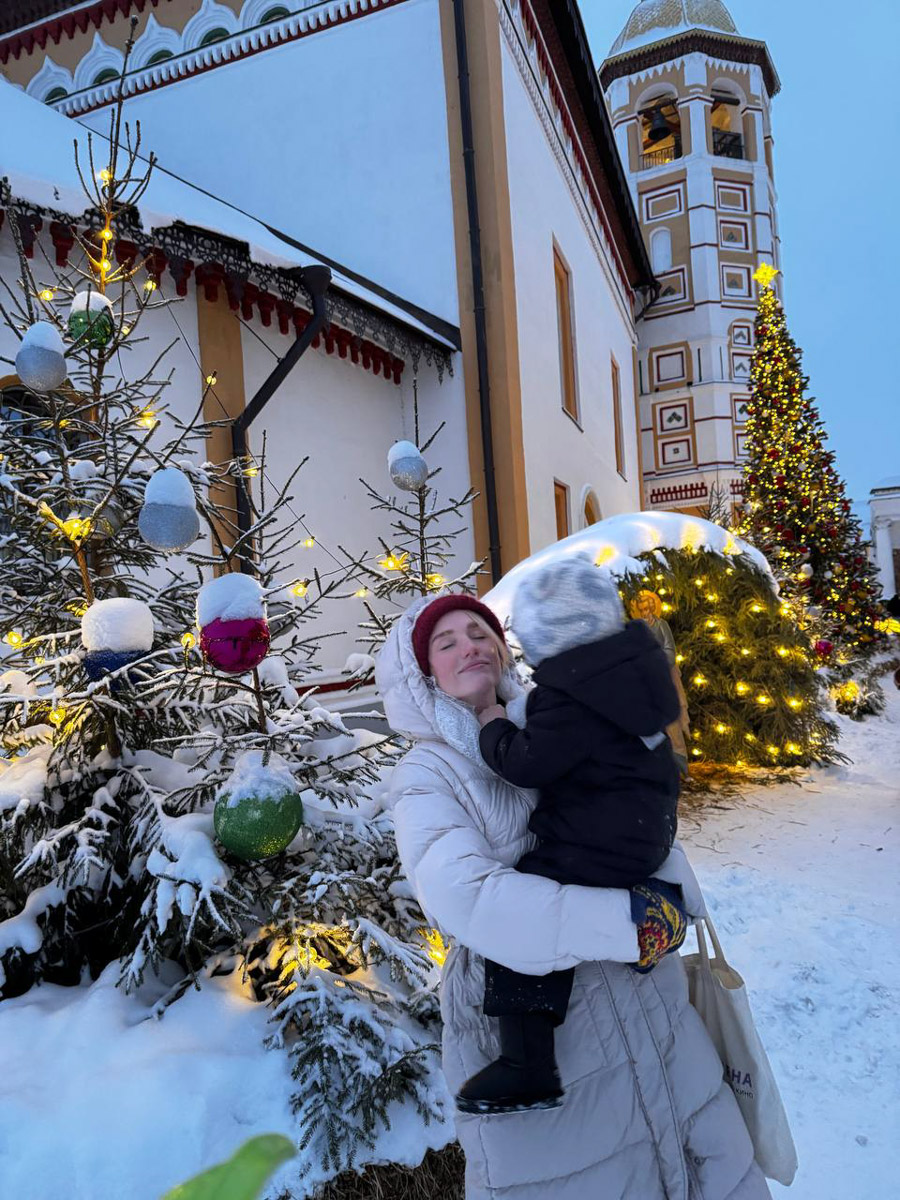 Больше полугода назад звезда сериала «Доктор Преображенский» Ирина Савакова вернулась в родной Суздаль. Последние 14 лет актриса жила и работала в столице, поэтому ее камбэк заинтересовал «Ключ-Медиа». В интервью наша героиня рассказала, связан ли он с разводом и как она устроилась с маленьким ребенком в провинции.