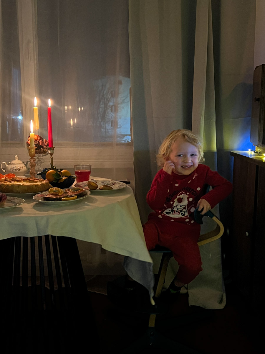 Больше полугода назад звезда сериала «Доктор Преображенский» Ирина Савакова вернулась в родной Суздаль. Последние 14 лет актриса жила и работала в столице, поэтому ее камбэк заинтересовал «Ключ-Медиа». В интервью наша героиня рассказала, связан ли он с разводом и как она устроилась с маленьким ребенком в провинции.