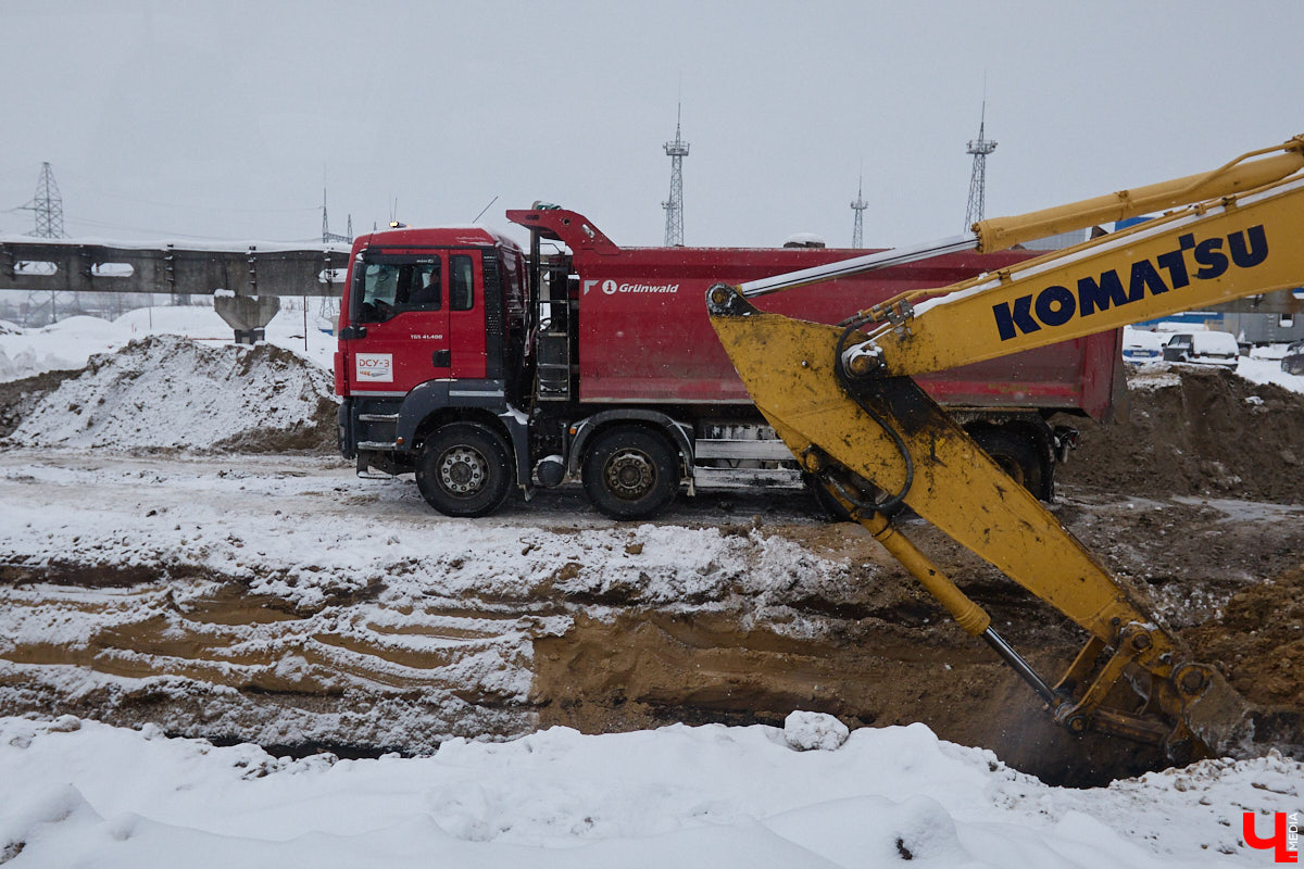 На этой неделе автовладельцев сводят с ума ремонт и ямы на дорогах. На Южном объезде разбирают путепроводы, и водители снова коротают время в километровых пробках, а новая трасса «Владимир — Суздаль» не прошла проверку первой по-настоящему снежной и морозной зимой. Эти и другие новости в нашем дорожном обзоре.