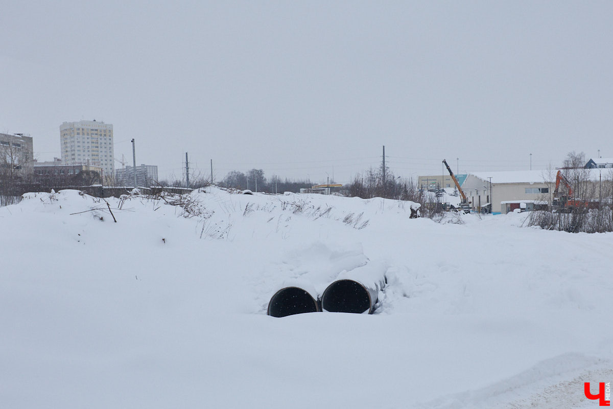 На этой неделе автовладельцев сводят с ума ремонт и ямы на дорогах. На Южном объезде разбирают путепроводы, и водители снова коротают время в километровых пробках, а новая трасса «Владимир — Суздаль» не прошла проверку первой по-настоящему снежной и морозной зимой. Эти и другие новости в нашем дорожном обзоре.
