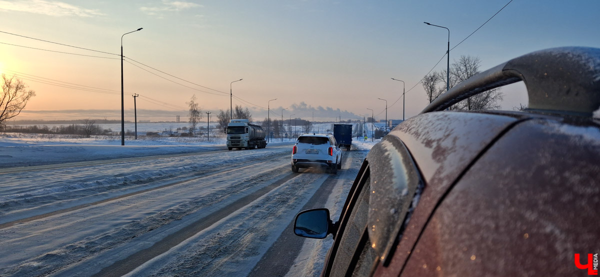 На этой неделе автовладельцев сводят с ума ремонт и ямы на дорогах. На Южном объезде разбирают путепроводы, и водители снова коротают время в километровых пробках, а новая трасса «Владимир — Суздаль» не прошла проверку первой по-настоящему снежной и морозной зимой. Эти и другие новости в нашем дорожном обзоре.