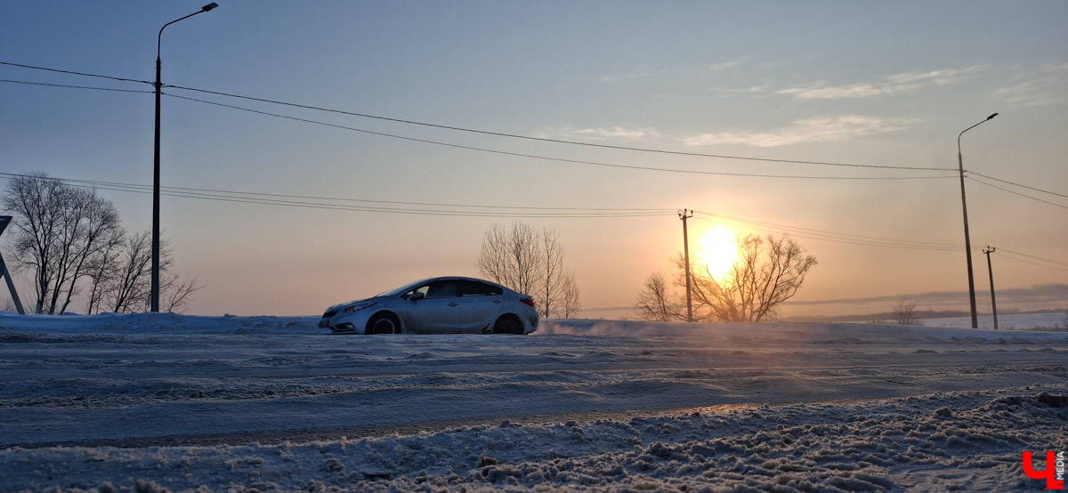 На этой неделе автовладельцев сводят с ума ремонт и ямы на дорогах. На Южном объезде разбирают путепроводы, и водители снова коротают время в километровых пробках, а новая трасса «Владимир — Суздаль» не прошла проверку первой по-настоящему снежной и морозной зимой. Эти и другие новости в нашем дорожном обзоре.