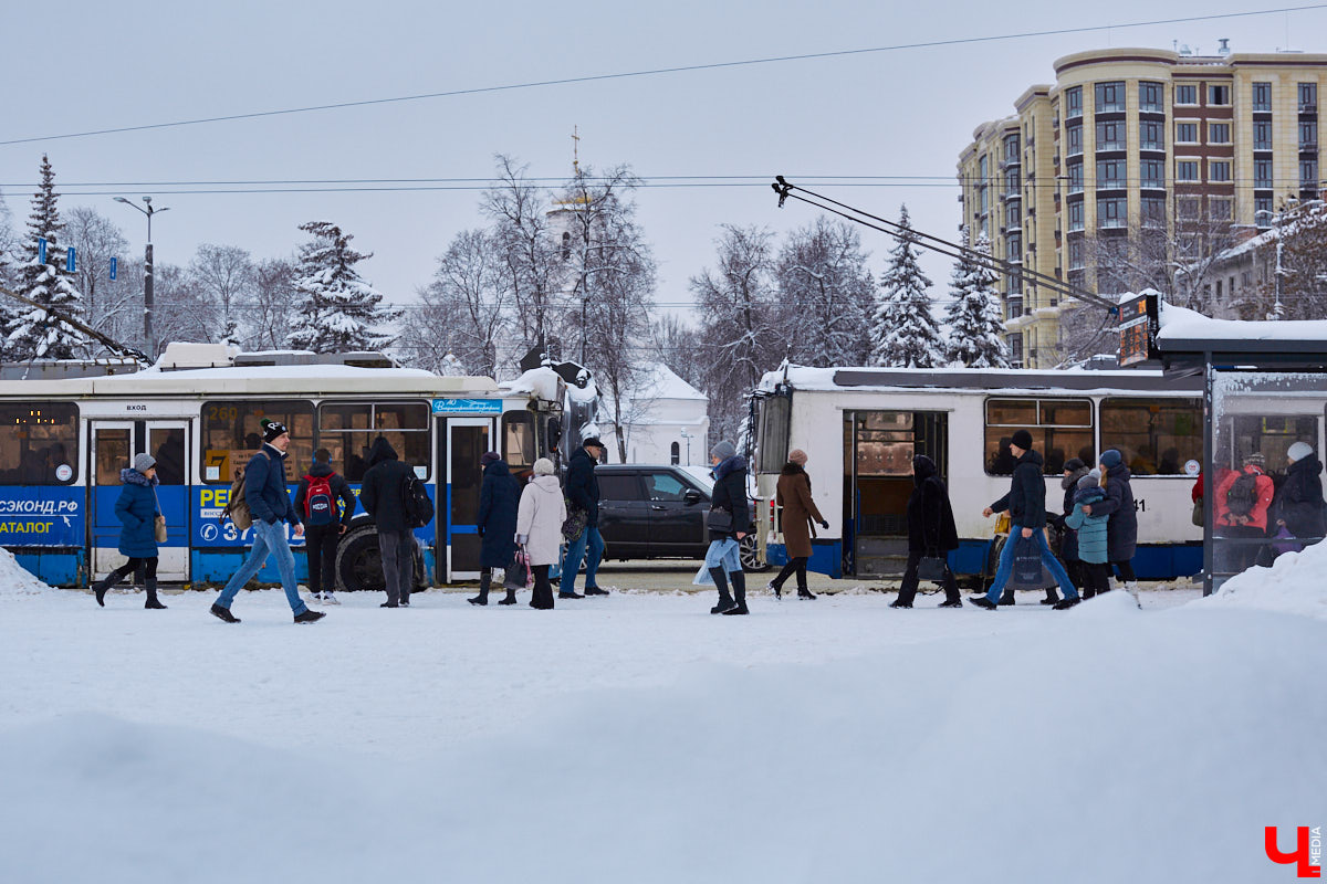 На этой неделе автовладельцев сводят с ума ремонт и ямы на дорогах. На Южном объезде разбирают путепроводы, и водители снова коротают время в километровых пробках, а новая трасса «Владимир — Суздаль» не прошла проверку первой по-настоящему снежной и морозной зимой. Эти и другие новости в нашем дорожном обзоре.